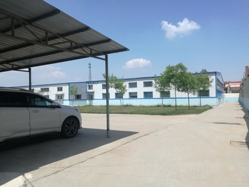 德州健之源地處魯西北平原，毗鄰黃河故道森林公園，生產(chǎn)條件環(huán)境優(yōu)越，擁有現(xiàn)代化的廠房，標(biāo)準(zhǔn)化的生產(chǎn)車間，公司擁有三證：SC食品生產(chǎn)許可證、GMP證、食品出口生產(chǎn)企業(yè)證書，生產(chǎn)過程中采用ISO22000管理體系進(jìn)行科學(xué)管理，并擁有近十年的生產(chǎn)加工經(jīng)驗(yàn)，產(chǎn)品口感、湯色、功效等各項(xiàng)指標(biāo)均能達(dá)到客戶滿意，生產(chǎn)采用全自動(dòng)帶線帶牌袋泡茶包裝機(jī)生產(chǎn)線，有全套的粉碎和超微粉碎、分篩、烘干、滅菌、制粒、制袋等設(shè)備，科學(xué)的生產(chǎn)工藝和嚴(yán)格規(guī)范的滅菌殺毒技術(shù)。